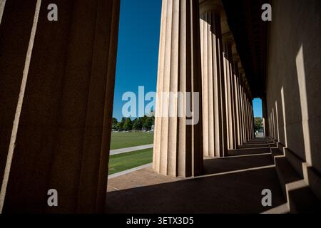 Das Parthenon und die umliegenden Denkmäler im Centennial Park, Nashville, Tennessee, USA. Die vollständige Nachbildung des antiken griechischen Tempels gehört zu den Then Stockfoto
