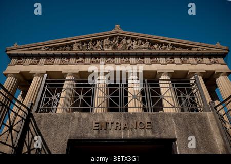 Das Parthenon und die umliegenden Denkmäler im Centennial Park, Nashville, Tennessee, USA. Die vollständige Nachbildung des antiken griechischen Tempels gehört zu den Then Stockfoto