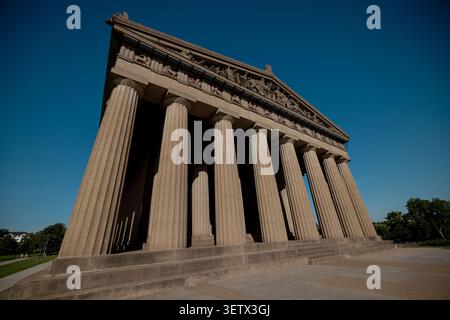 Das Parthenon und die umliegenden Denkmäler im Centennial Park, Nashville, Tennessee, USA. Die vollständige Nachbildung des antiken griechischen Tempels gehört zu den Then Stockfoto