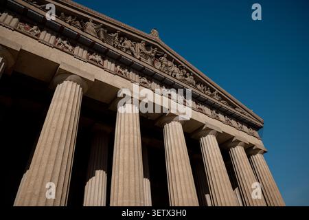Das Parthenon und die umliegenden Denkmäler im Centennial Park, Nashville, Tennessee, USA. Die vollständige Nachbildung des antiken griechischen Tempels gehört zu den Then Stockfoto