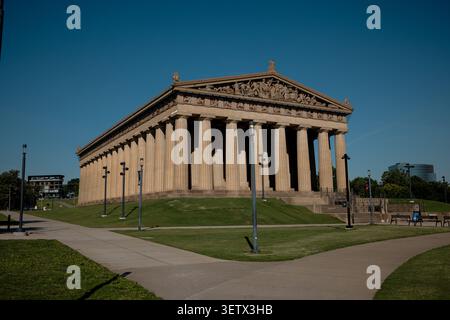Das Parthenon und die umliegenden Denkmäler im Centennial Park, Nashville, Tennessee, USA. Die vollständige Nachbildung des antiken griechischen Tempels gehört zu den Then Stockfoto