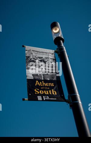Das Parthenon und die umliegenden Denkmäler im Centennial Park, Nashville, Tennessee, USA. Die vollständige Nachbildung des antiken griechischen Tempels gehört zu den Then Stockfoto