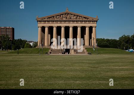 Das Parthenon und die umliegenden Denkmäler im Centennial Park, Nashville, Tennessee, USA. Die vollständige Nachbildung des antiken griechischen Tempels gehört zu den Then Stockfoto