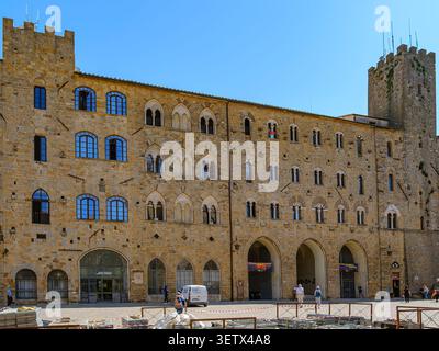 Der aus dem 13. Jahrhundert stammende Palazzo Pretorio mit dem Torre del Porcellino Gefängnisturm auf der Piazza dei priori in Volterra, Provinz Pisa, Toskana, Italien. Stockfoto
