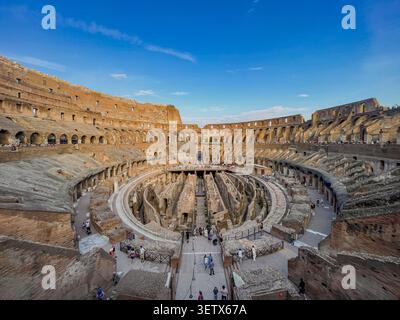 Rom, Italien - 10. August 2024: Majestätische Innenansicht des Amphitheaters Colosseum unter blauem Himmel in Rom Italien Stockfoto