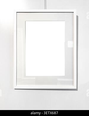 Der Glasrahmen hängt an der Schnur mit leerem Mittelraum. Transparenter Rahmen umschließt ein Modell für das Einfügen von Druckvorlagen für leere Bereiche. Modernes Design Stockfoto