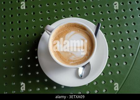 Eleganter Cappuccino in einer weißen Tasse Stockfoto