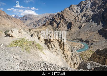 Der türkisfarbene Spiti River schlängelt sich durch die zerklüfteten Himalaya-Berge im Spiti Valley, Himachal Pradesh, Indien Stockfoto