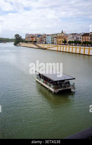 Guadaluxe W umweltfreundliches elektrisches Flusskreuzfahrtschiff auf dem Guadalquivir in Sevilla, Spanien, mit Solarpanelen auf dem Dach. Stockfoto