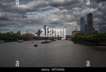 Ein Blick in Richtung Blackfriars von der Waterloo Bridge, der die Stadtlandschaft mit den Wolkenkratzern St. Pauls und die Themse mit einem schönen dramatischen Abend zeigt Stockfoto