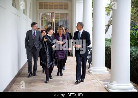 Präsident Barack Obama geht mit, von links, Pressesprecher Josh Earnest, Cecilia Mu–OZ, Direktorin des Inlandspolitischen Rates, Senior Advisor Valerie Jarrett und Jennifer Palmieri, Direktorin für Kommunikation, nach einer Pressekonferenz im östlichen Saal des Weißen Hauses am 5. November 2014 auf der Kolonnade entlang. (Offizielles Foto des Weißen Hauses von Pete Souza) dieses offizielle Foto des Weißen Hauses wird nur für die Veröffentlichung durch Nachrichtenorganisationen und/oder für den persönlichen Gebrauch durch den/die Gegenstand(e) des Fotos zur Verfügung gestellt. Das Foto darf in keiner Weise verändert und nicht für die Kommunikation verwendet werden Stockfoto