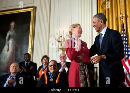 Präsident Barack Obama überreicht die Presidential Medal of Freedom an die Schauspielerin Meryl Streep während einer Zeremonie im East Room des Weißen Hauses am 24. November 2014. (Offizielles Foto des Weißen Hauses von Pete Souza) dieses offizielle Foto des Weißen Hauses wird nur für die Veröffentlichung durch Nachrichtenorganisationen und/oder für den persönlichen Gebrauch durch den/die Gegenstand(e) des Fotos zur Verfügung gestellt. Das Foto darf in keiner Weise manipuliert und nicht in kommerziellen oder politischen Materialien, Anzeigen, E-Mails, Produkten oder Werbeaktionen verwendet werden, die auf irgendeine Weise eine Genehmigung oder Billigung des Präsidenten, des, vermuten lassen Stockfoto