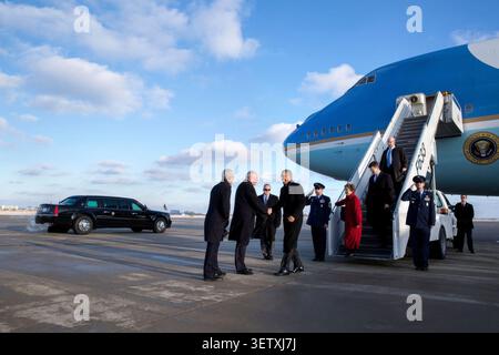 Präsident Barack Obama wird am 25. November 2014 von Gouverneur von Illinois, Pat Quinn, und Bürgermeister von Chicago, Rahm Emanuel, begrüßt. (Offizielles Foto des Weißen Hauses von Pete Souza) dieses offizielle Foto des Weißen Hauses wird nur für die Veröffentlichung durch Nachrichtenorganisationen und/oder für den persönlichen Gebrauch durch den/die Gegenstand(e) des Fotos zur Verfügung gestellt. Das Foto darf in keiner Weise manipuliert und nicht in kommerziellen oder politischen Materialien, Anzeigen, E-Mails, Produkten oder Werbeaktionen verwendet werden, die auf irgendeine Weise eine Genehmigung oder Billigung des Präsidenten vermuten lassen Stockfoto
