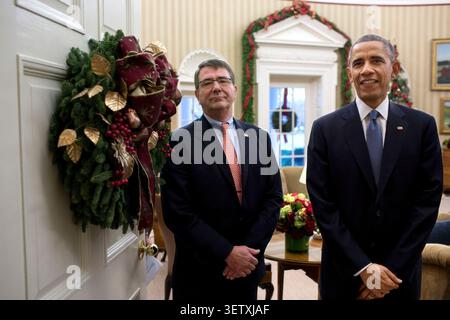Präsident Barack Obama steht mit Ashton Carter im Oval Office, bevor der Präsident Carters Nominierung als Verteidigungsminister am 5. Dezember 2014 bekannt gibt. (Offizielles Foto des Weißen Hauses von Pete Souza) dieses offizielle Foto des Weißen Hauses wird nur für die Veröffentlichung durch Nachrichtenorganisationen und/oder für den persönlichen Gebrauch durch den/die Gegenstand(e) des Fotos zur Verfügung gestellt. Das Foto darf in keiner Weise manipuliert und nicht in kommerziellen oder politischen Materialien, Anzeigen, E-Mails, Produkten oder Werbeaktionen verwendet werden, die auf irgendeine Weise eine Genehmigung oder Billigung des Präsidenten, des, vermuten lassen Stockfoto