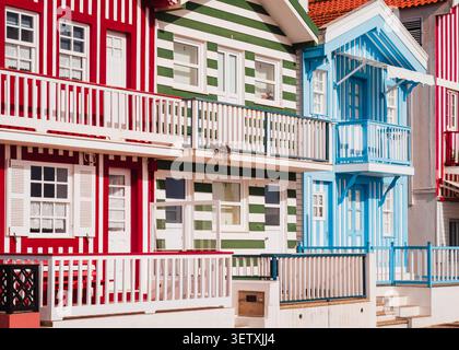 Gestreifte Küstengeschichten über drei pulsierende Holzfassaden in Costa Nova (Portugal: 22. august 2023) Stockfoto