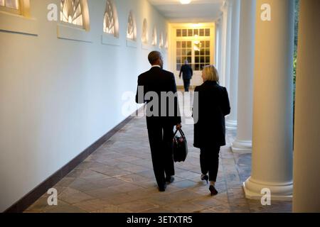 19. September 2014 "am Ende des Tages geht der Präsident mit Anita Decker Breckenridge, stellvertretender Stabschef für Operationen, an der Kolonnade des Weißen Hauses entlang." (Offizielles Foto des Weißen Hauses von Pete Souza) Stockfoto