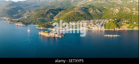 Aus der Vogelperspektive auf das Sveti Stefan Island Resort und die Adriaküste in Montenegro Stockfoto
