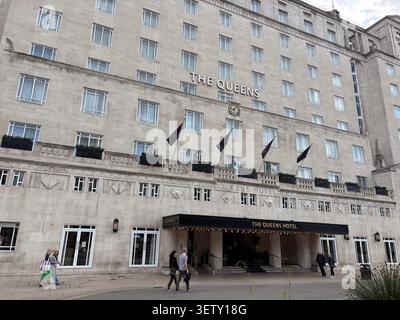 Außenansicht des Queens Hotel mit historischer Art déco-Architektur. Gelegen im Stadtzentrum, Leeds, Großbritannien. Stockfoto