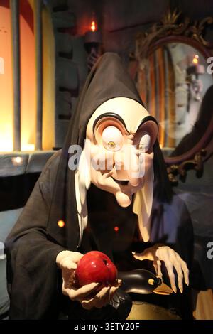 Die Böse Königin verkleidet als Hexe aus Walt Disneys Schneewittchen und die sieben Zwerge im Disneyland Paris, Marne-la-Vallée, Frankreich Stockfoto