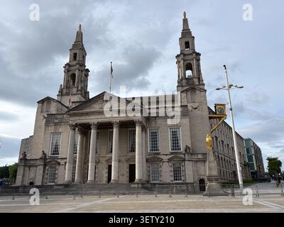 Die neoklassizistische Leeds Civic Hall in Leeds, West Yorkshire, Großbritannien unter bewölktem Himmel. Stockfoto