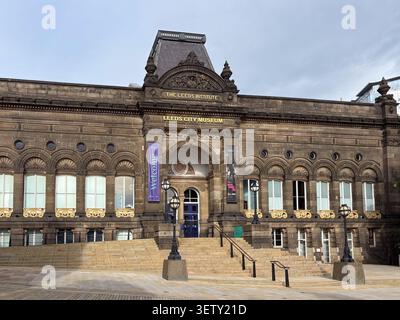 Die Sandsteinfassade aus viktorianischer Zeit des Leeds City Museum. Leeds, West Yorkshire, England. Stockfoto