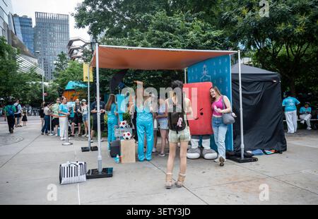 Markenaktivierung für den Jellycat Football Club im Bella Abzug Park in Hudson Yards in New York am Samstag, 6. Juni 2026. Die in London ansässige Spielwarenfirma verkauft Plüschtiere in einer Vielzahl von Charakteren. Die Teilnehmer der Markenaktivierung wurden mit einem Eisschock verwöhnt und konnten ihr Foto mit einem lebensgroßen Plüschcharakter aufnehmen lassen. (©ÊRichard B. Levine) Stockfoto