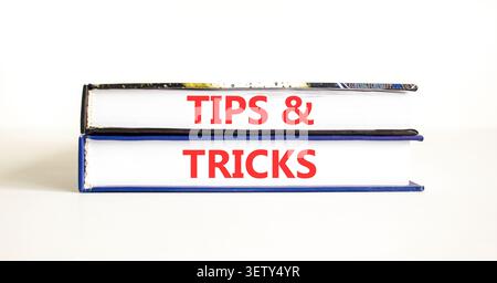 Symbol für Tipps und Tricks. Konzeptwörter Tipps und Tricks zu schönen Büchern. Schöner weißer Hintergrund. Geschäftliche Tipps und Tricks motivierende Unterstützung Stockfoto