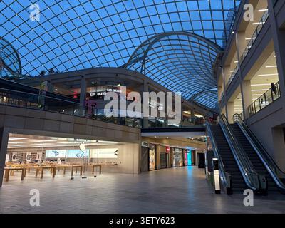 Verlassenes Einkaufszentrum mit Glasdach, Rolltreppen und Einzelhandelsgeschäften in Leeds, Großbritannien. Stockfoto