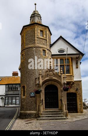 Historisches Steingebäude der Gildenhalle mit rundem Turm und dekorativem Eingang in der kleinen Küstenstadt Lyme Regis Dorset Stockfoto