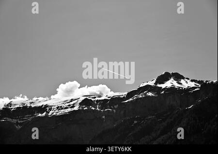 Eine markante, minimalistische horizontale Landschaft in Schwarz und weiß mit den schneebedeckten Gipfeln der Dolomiten in Italien. Stockfoto