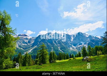 Ein atemberaubender horizontaler Panoramablick auf die majestätischen Dolomiten in Italien mit zerklüfteten Felswänden und Schneestücken. Stockfoto