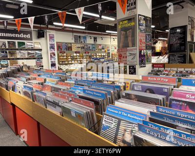 Tonträger und Erinnerungsstücke aus Vinyl in Jumbo Records, Merrion Centre, Leeds. Ein unabhängiges Geschäft, das auf Vinyl und CDs spezialisiert ist. Stockfoto