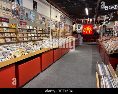 Einzelhandelsausstellungen von Schallplatten und CDs bei Jumbo Records, Merrion Centre, Leeds. Unabhängiger Musikladen mit Musikplakaten und Merchandise. Stockfoto