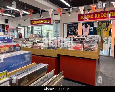 Schallplattenbehälter und Musikartikel werden in Jumbo Records, einem unabhängigen Musikladen im Merrion Centre, Leeds, ausgestellt. Stockfoto