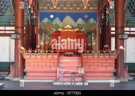 Der königliche Thron (Eojwa) und die Sonne, der Mond und die fünf Gipfel werden in der Geunjeongjeon Hall im Gyeongbokgung Palace in Seoul gezeigt. Stockfoto