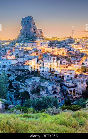 Malerische Aussicht auf den Sonnenuntergang über die Stadt, Ortahisar, Nevsehir, Türkei Stockfoto