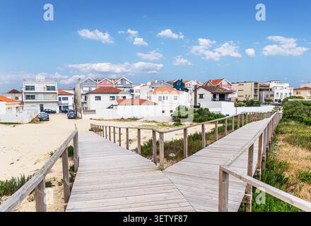 Ein hölzerner Fußweg, der durch Sanddünen in Richtung der Atlantikküste in Costa Nova führt. Stockfoto