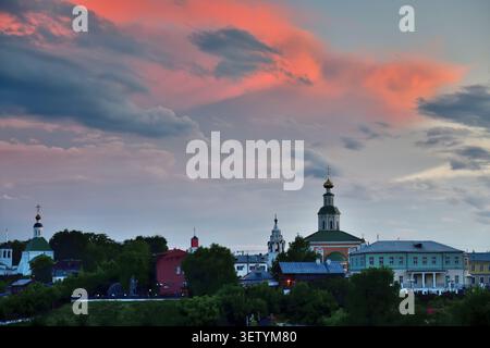 Kuppeln einer Kirche und Dächer alter Gebäude aus dem 19. Jahrhundert im historischen Teil von Wladimir, die bei Sonnenuntergang von der Aussichtsplattform im Puschkin Park gezeigt werden. Russ Stockfoto