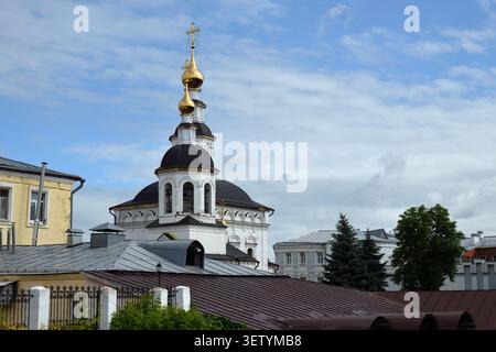 Kuppeln einer Kirche und Dächer alter Gebäude aus dem 19. Jahrhundert im historischen Teil von Wladimir. Russlands Goldener Ring Stockfoto