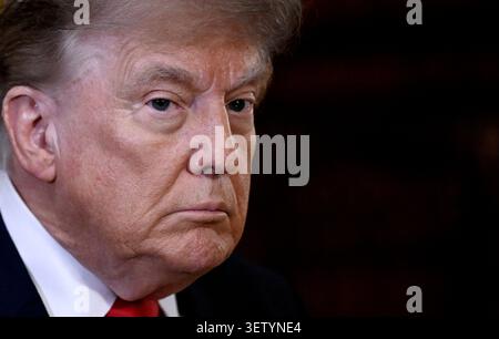 Washington, Usa. Juni 2026. US-Präsident Donald Trump nimmt am 24. Juni 2026 in Washington, D.C. beim Mittagessen des Lenkungskomitees des Senats im US-Kapitol Teil. Foto: Olivier Douliery/ABACAPRESS.COM Credit: Abaca Press/Alamy Live News Stockfoto