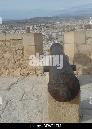 ALICANTE, SPANIEN - 22. Oktober 2025 - Alte Kanone, die das Stadtbild von Alicante von hoch oben bewacht, bietet einen historischen Standpunkt und ein Verteidigungskonzept. , F Stockfoto
