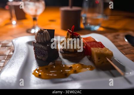 Desserttrio in einem maledivischen Resort-Restaurant im warmen Abendlicht Stockfoto