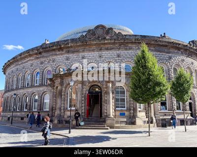 Außenansicht des unter Denkmalschutz stehenden Leeds Corn Exchange Building, einer kreisförmigen viktorianischen Handelshalle im Stadtzentrum von Leeds, Großbritannien. Stockfoto