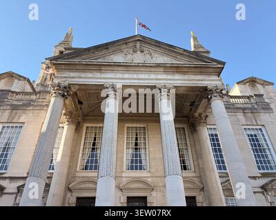 Fassade der Leeds Civic Hall mit korinthischen Säulen und britischer Flagge, Leeds, England, Vereinigtes Königreich. Stockfoto