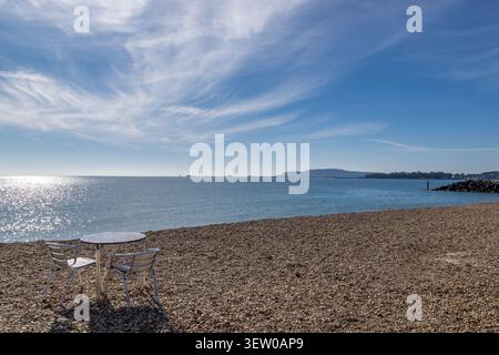 An einem sonnigen Frühlingstag mit Blick auf den Kiesstrand von Weymouth Stockfoto