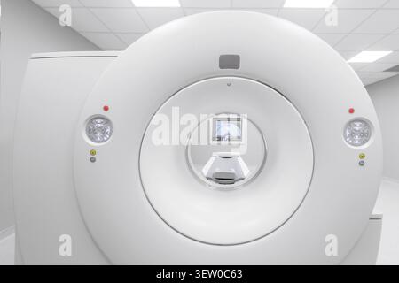 Modernes Krankenhaus-Radiologiezentrum mit High-Tech-CT-, MRT- oder PET-Scanner. Fortschrittliche nuklearmedizinische Bildgebung, Magnetresonanz und Szintigraphie. Stockfoto