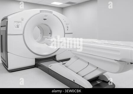 Modernes Krankenhaus-Radiologiezentrum mit High-Tech-CT-, MRT- oder PET-Scanner. Fortschrittliche nuklearmedizinische Bildgebung, Magnetresonanz und Szintigraphie. Stockfoto