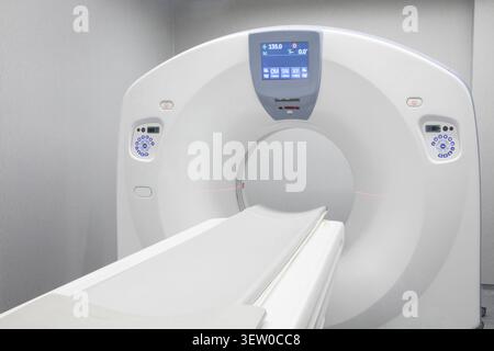 Modernes Krankenhaus-Radiologiezentrum mit High-Tech-CT-, MRT- oder PET-Scanner. Fortschrittliche nuklearmedizinische Bildgebung, Magnetresonanz und Szintigraphie. Stockfoto