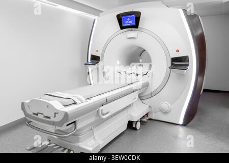 Modernes Krankenhaus-Radiologiezentrum mit High-Tech-CT-, MRT- oder PET-Scanner. Fortschrittliche nuklearmedizinische Bildgebung, Magnetresonanz und Szintigraphie. Stockfoto