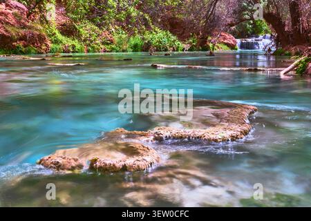 Türkisfarbene Travertine-Formationen und Wasserfall im üppigen Arizona Canyon Stockfoto